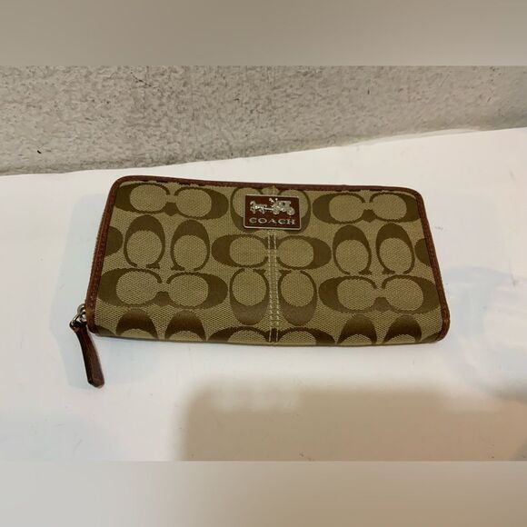Coach signature Full Size Wallet - Picture 1 of 7